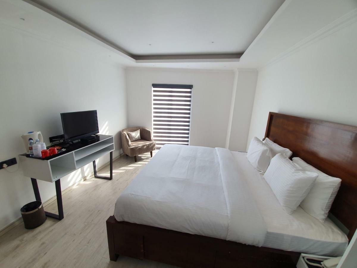 فندق Bed Station 210 كاندي المظهر الخارجي الصورة