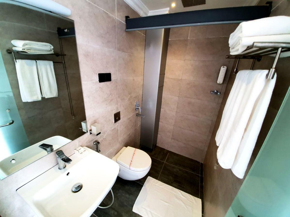 فندق Bed Station 210 كاندي المظهر الخارجي الصورة